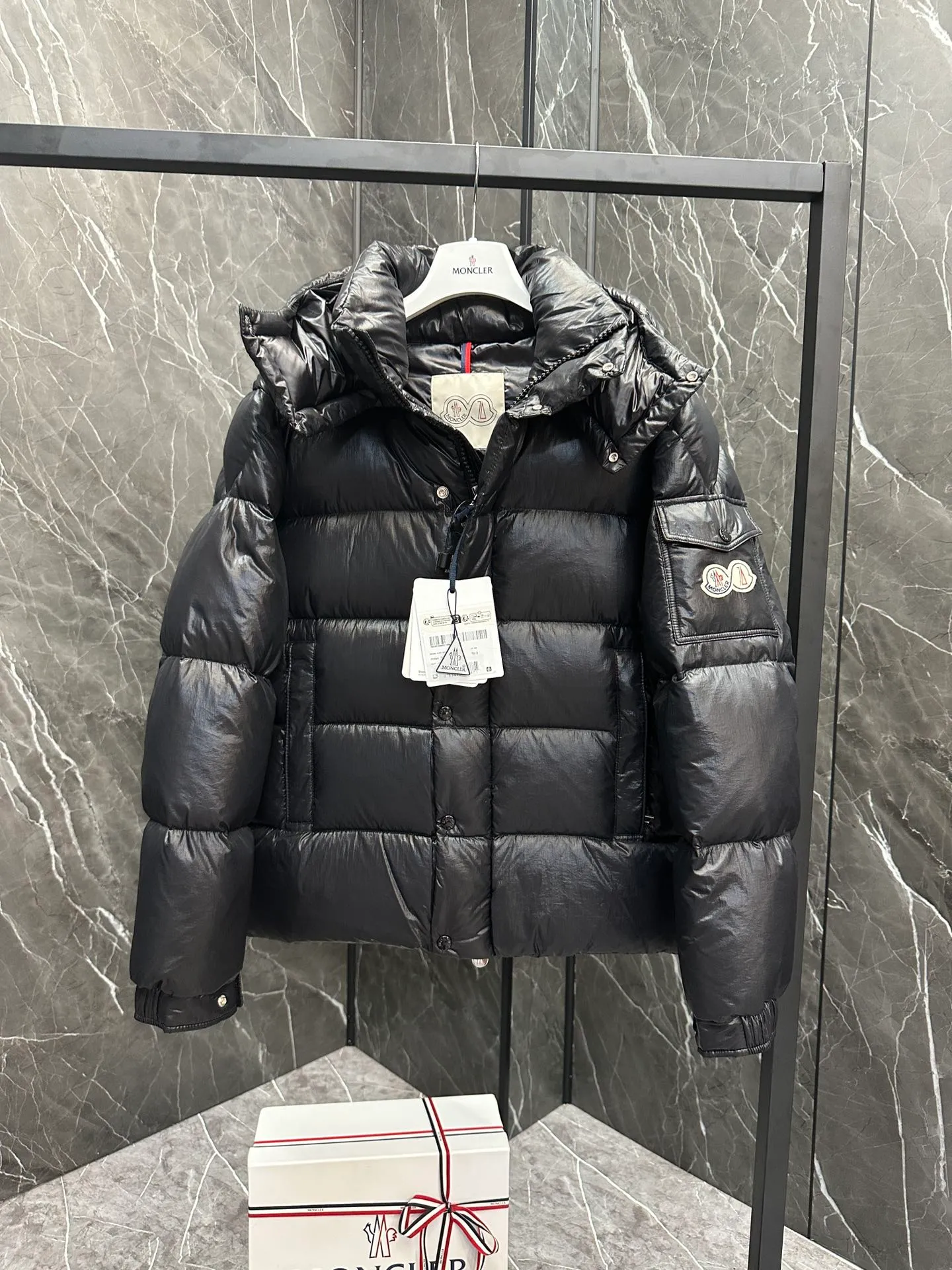 P390 Moncler/ 2026 70 、 。 DNA ， ， 。 Classic ， 、 。 Classic 70 。 Quality， 90 ，Premium Quality ， ，Black ！ Sizes M-3XL